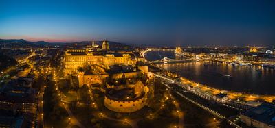 Budapest at night with Buda Castle Royal Palace, Szechenyi Chain Bridge-stock-foto