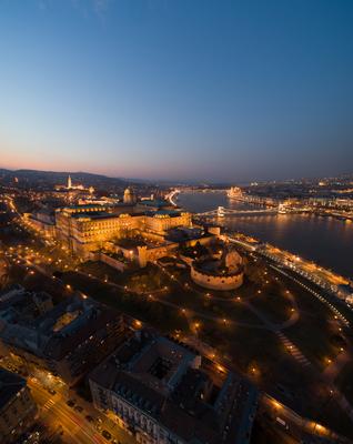 Budapest at night with Buda Castle Royal Palace, Szechenyi Chain Bridge-stock-foto