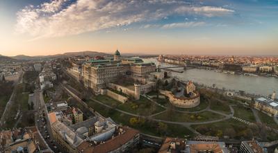 Budapest at sunrise with Buda Castle Royal Palace, Szechenyi Chain Bridge-stock-foto