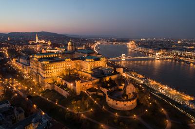 Budapest at night with Buda Castle Royal Palace, Szechenyi Chain Bridge-stock-foto