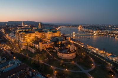Budapest at night with Buda Castle Royal Palace, Szechenyi Chain Bridge-stock-foto