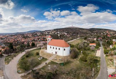 Chapel in Havihegy, Pecs, Hungary with the Tree of the Year-stock-foto