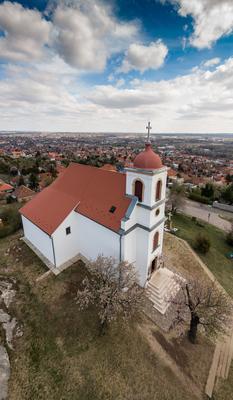 Chapel in Havihegy, Pecs, Hungary with the Tree of the Year-stock-foto