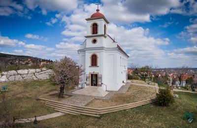 Chapel in Havihegy, Pecs, Hungary with the Tree of the Year-stock-foto