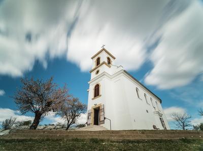 Chapel in Havihegy, Pecs, Hungary with the Tree of the Year, long exposure photo-stock-foto