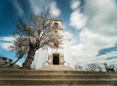 Chapel in Havihegy, Pecs, Hungary with the Tree of the Year, long exposure photo-stock-foto