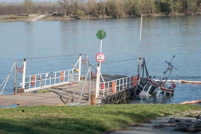 Elsüllyedt egy tolóhajó a Dunán-stock-foto