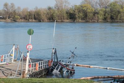 Elsüllyedt egy tolóhajó a Dunán-stock-foto