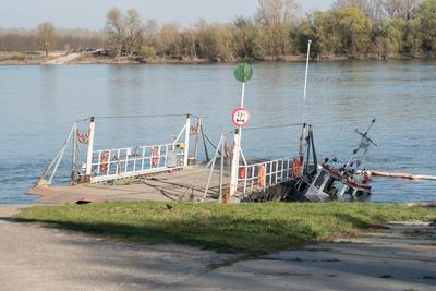 Elsüllyedt egy tolóhajó a Dunán-stock-foto