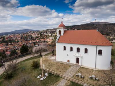 Chapel in Havihegy, Pecs, Hungary with the Tree of the Year-stock-foto
