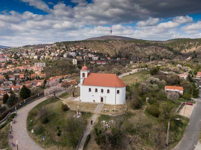 Chapel in Havihegy, Pecs, Hungary with the Tree of the Year-stock-foto