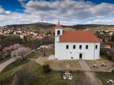 Chapel in Havihegy, Pecs, Hungary with the Tree of the Year-stock-foto