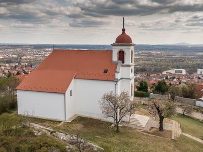 Chapel in Havihegy, Pecs, Hungary with the Tree of the Year-stock-foto