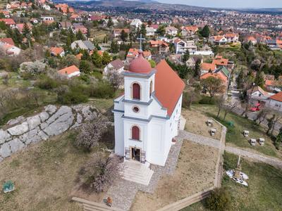 Chapel in Havihegy, Pecs, Hungary with the Tree of the Year-stock-foto