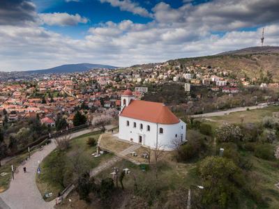 Chapel in Havihegy, Pecs, Hungary with the Tree of the Year-stock-foto