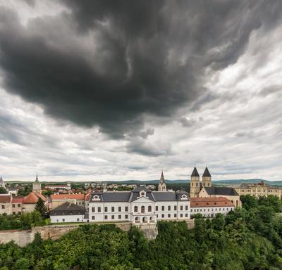 Castle of Veszprem with cloudy sky-stock-foto