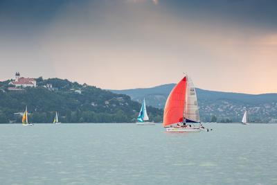 SZANTOD - JULY 18 : Sailing boats compete on 51.th Kekszalag championship at the Lake Balaton on 18 July 2019 in Szantod, Hungary.-stock-foto