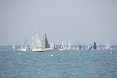 SZANTOD - JULY 18 : Sailing boats compete on 51.th Kekszalag championship at the Lake Balaton on 18 July 2019 in Szantod, Hungary.-stock-foto
