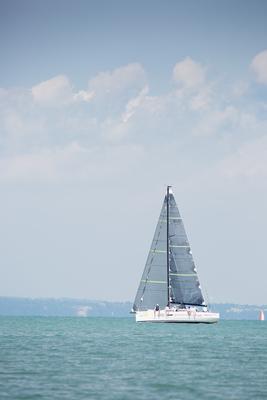 SZANTOD - JULY 18 : Sailing boats compete on 51.th Kekszalag championship at the Lake Balaton on 18 July 2019 in Szantod, Hungary.-stock-foto