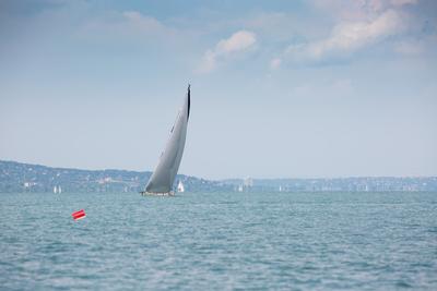 SZANTOD - JULY 18 : Sailing boats compete on 51.th Kekszalag championship at the Lake Balaton on 18 July 2019 in Szantod, Hungary.-stock-foto