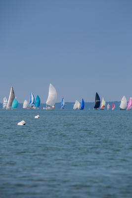 SZANTOD - JULY 18 : Sailing boats compete on 51.th Kekszalag championship at the Lake Balaton on 18 July 2019 in Szantod, Hungary.-stock-foto