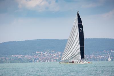 SZANTOD - JULY 18 : Sailing boats compete on 51.th Kekszalag championship at the Lake Balaton on 18 July 2019 in Szantod, Hungary.-stock-foto