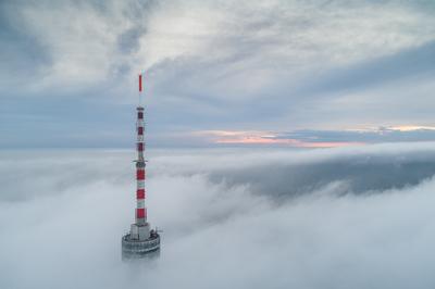 TV tower with cloudy and foggy sky-stock-foto