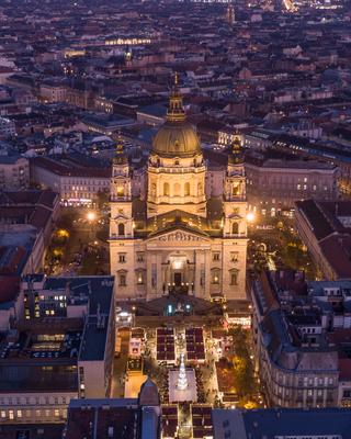 St. Stephen's Basilica in Budapest Hungary at night-stock-foto