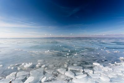 frozen lake Balaton with beautiful sky-stock-foto