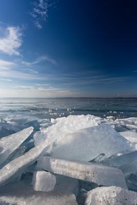 frozen lake Balaton with beautiful sky-stock-foto