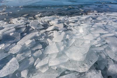 frozen lake Balaton with beautiful sky-stock-foto