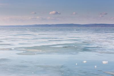 frozen lake Balaton with beautiful sky-stock-foto