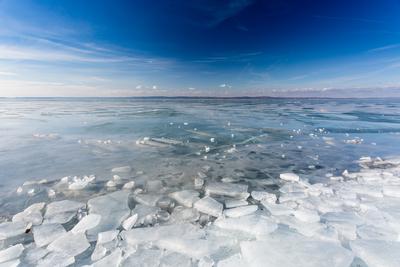 frozen lake Balaton with beautiful sky-stock-foto