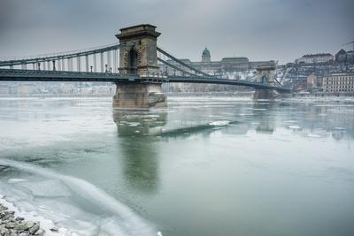 Ice flowing on river Danube in Budapest, Hungary-stock-foto