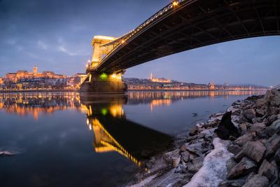 Ice flowing on river Danube in Budapest, Hungary at night-stock-foto