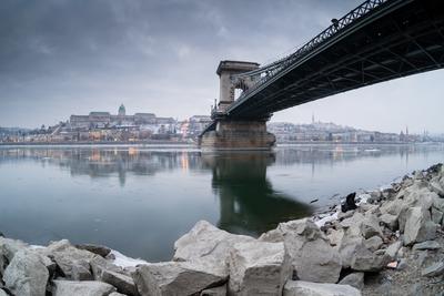 Ice flowing on river Danube in Budapest, Hungary-stock-foto