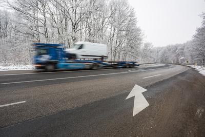 Camion carry a van at winter-stock-foto