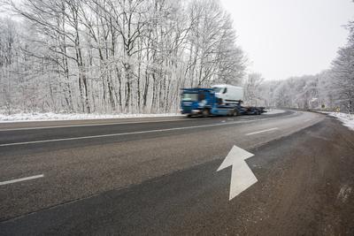 Camion carry a van at winter-stock-foto