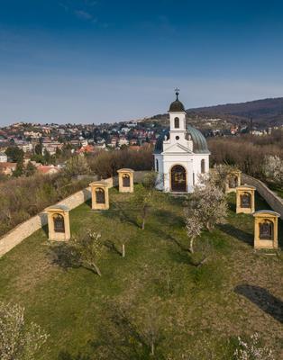 Small chapel in Pecs, hungary, called Kalvaria-stock-foto