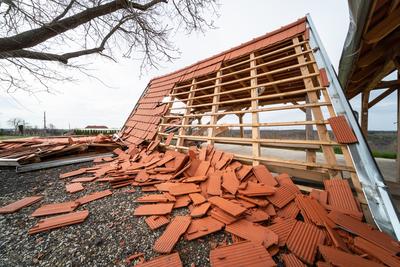 Broken roof after a storm-stock-foto