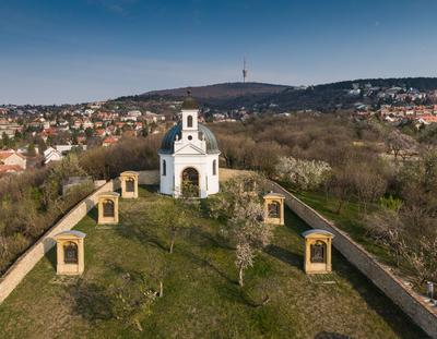 Small chapel in Pecs, hungary, called Kalvaria-stock-foto