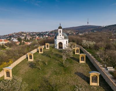 Small chapel in Pecs, hungary, called Kalvaria-stock-foto
