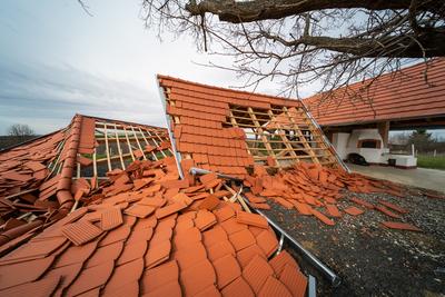 Broken roof after a storm-stock-foto