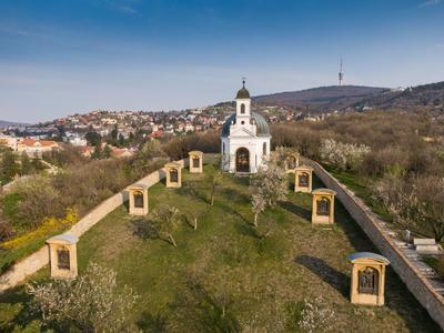 Small chapel in Pecs, hungary, called Kalvaria-stock-foto