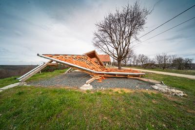 Broken roof after a storm-stock-foto