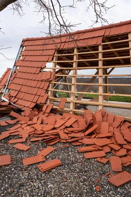 Broken roof after a storm-stock-foto