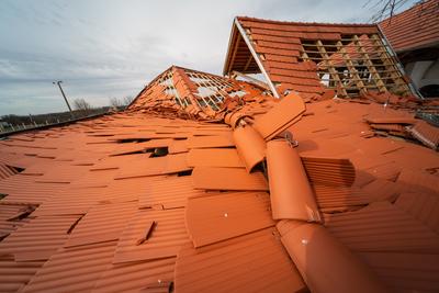Broken roof after a storm-stock-foto