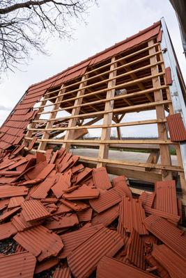 Broken roof after a storm-stock-foto