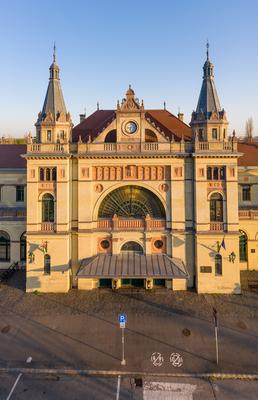 Railway station building in Pecs, hungary-stock-foto