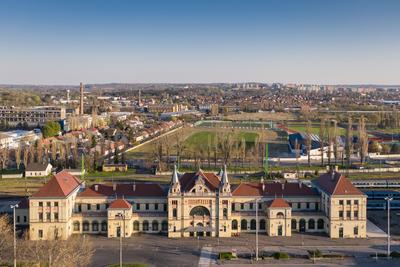 Railway station building in Pecs, hungary-stock-foto